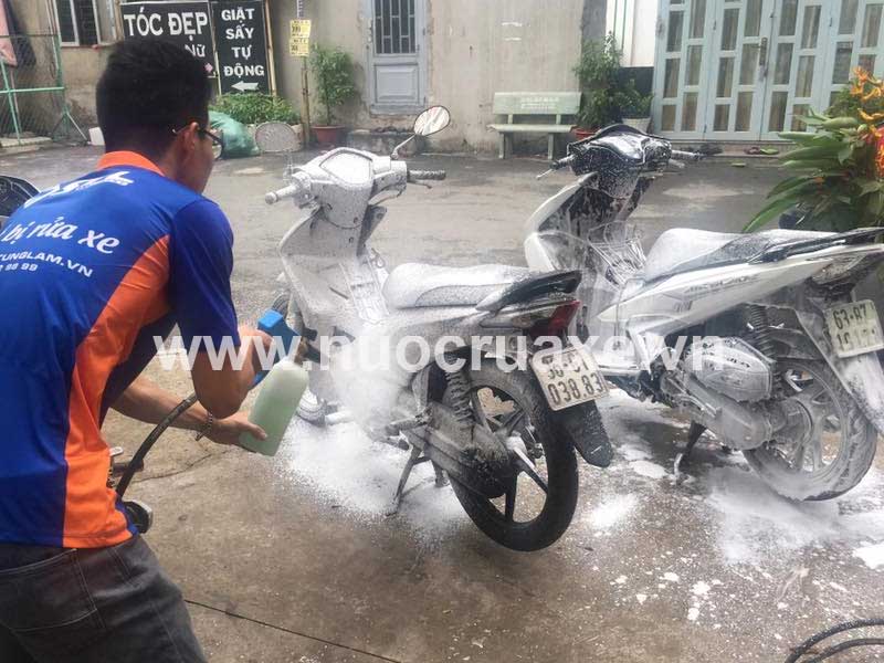 Sử dụng dung dịch rửa xe bọt tuyết