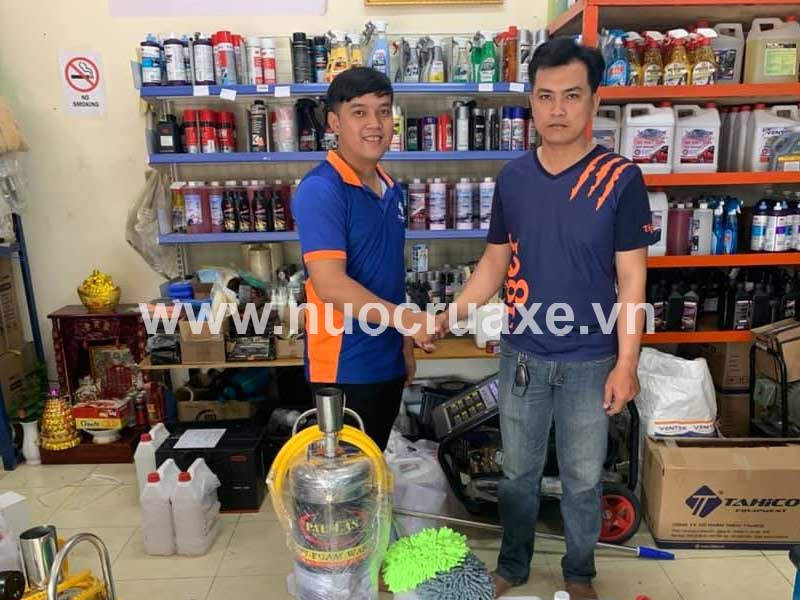 Khách đến mua hàng tại TAHICO
