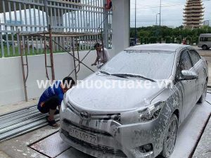 Sử dụng dung dịch rửa xe