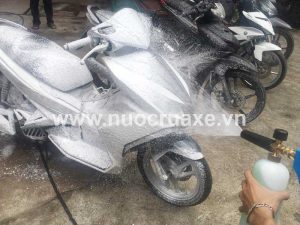 Sử dụng dung dịch rửa xe máy