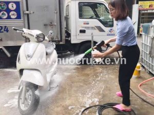 Sử dụng dung dịch rửa xe máy