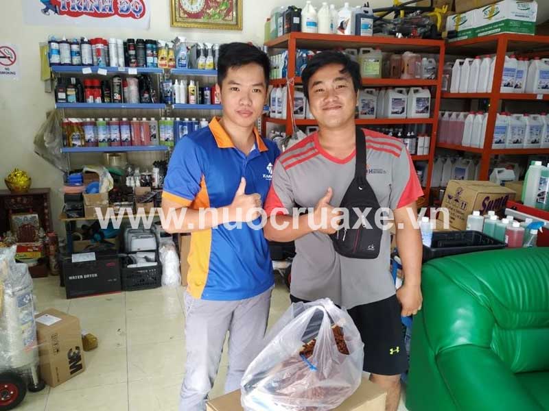 Khách đến mua hàng tại TAHICO