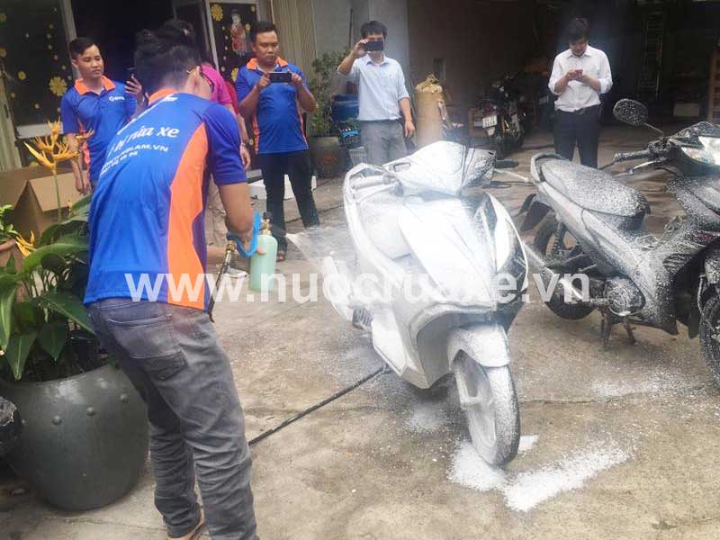 Rửa xe với dung dịch rửa xe