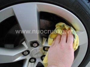 lam-sach-danh-bong-vanh-mam-lazang-oto