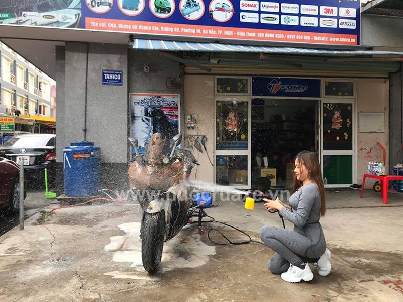 su-dung-dung-dich-rua-xe-khong-cham-vet75