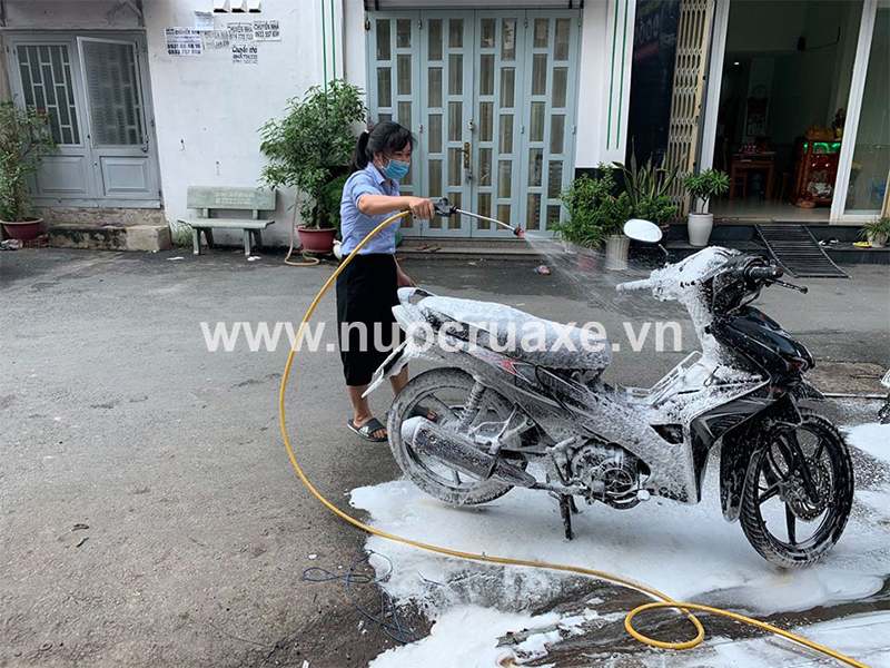 huong-dan-rua-xe-khong-cham-4