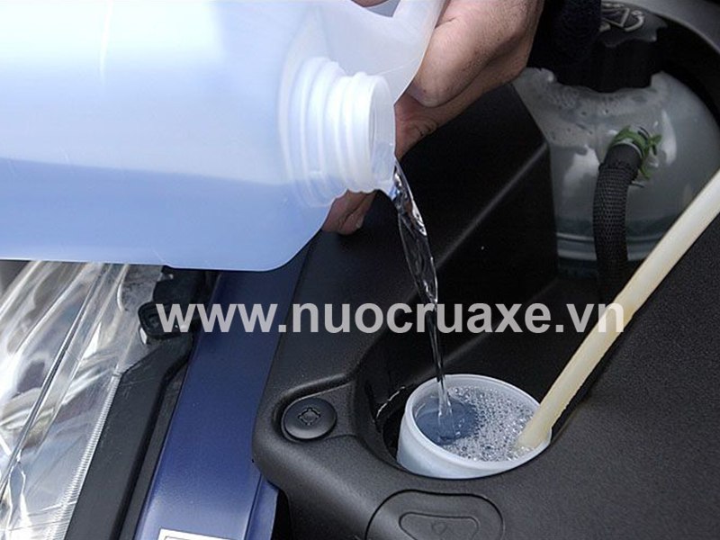 nuoc-rua-kinh-o-to-co-doc-hai-khong-2
