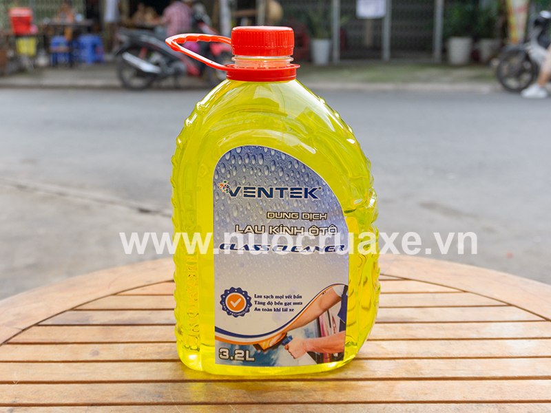 nuoc-rua-kinh-o-to-co-doc-hai-khong-3
