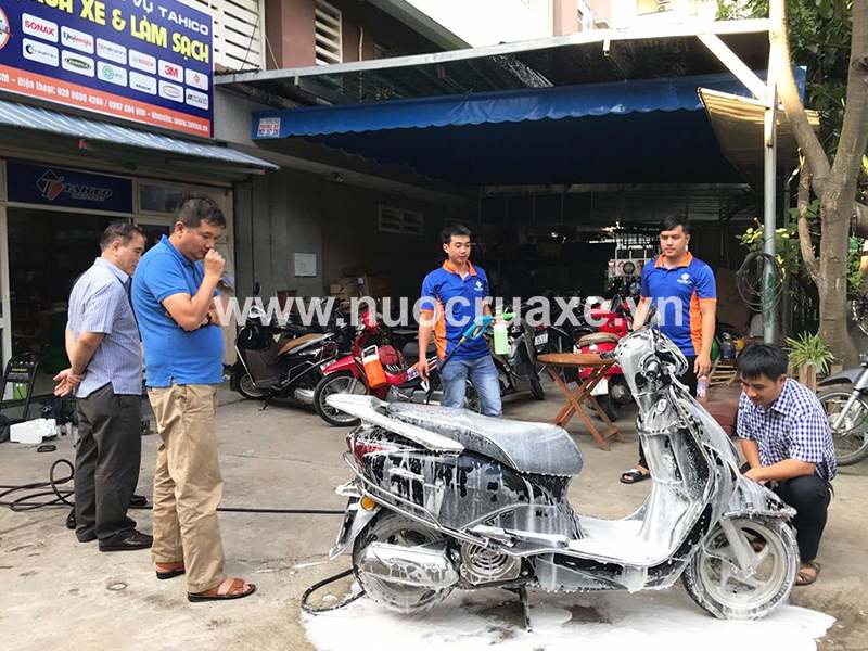 rua-xe-khong-cham-sach-khong-1