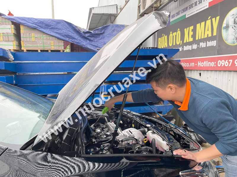 bao-lau-thi-nen-ve-sinh-khoang-may-o-to-1-lan