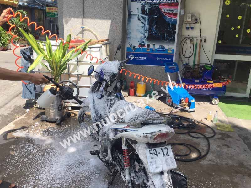 bot-rua-xe-khong-cham-ventek-giai-phap-tuyet-voi-cho-tiem-rua-xe-tai-2