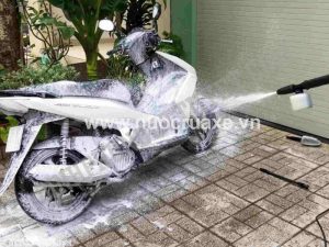 su-dung-loai-che-may-phun-bot-tuyet (2)